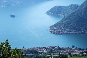 Lake Iseo with the town of Sulzano in the foreground, the island of Monte Isola on the right and the island of San Paolo on the left Photo: Wolfgang Volz